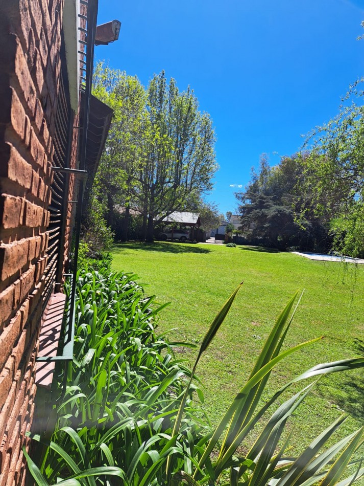 VENTA HERMOSA QUINTA con QUINCHO y PILETA.