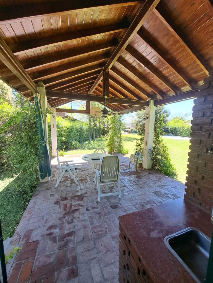 VENTA HERMOSA QUINTA con QUINCHO y PILETA.