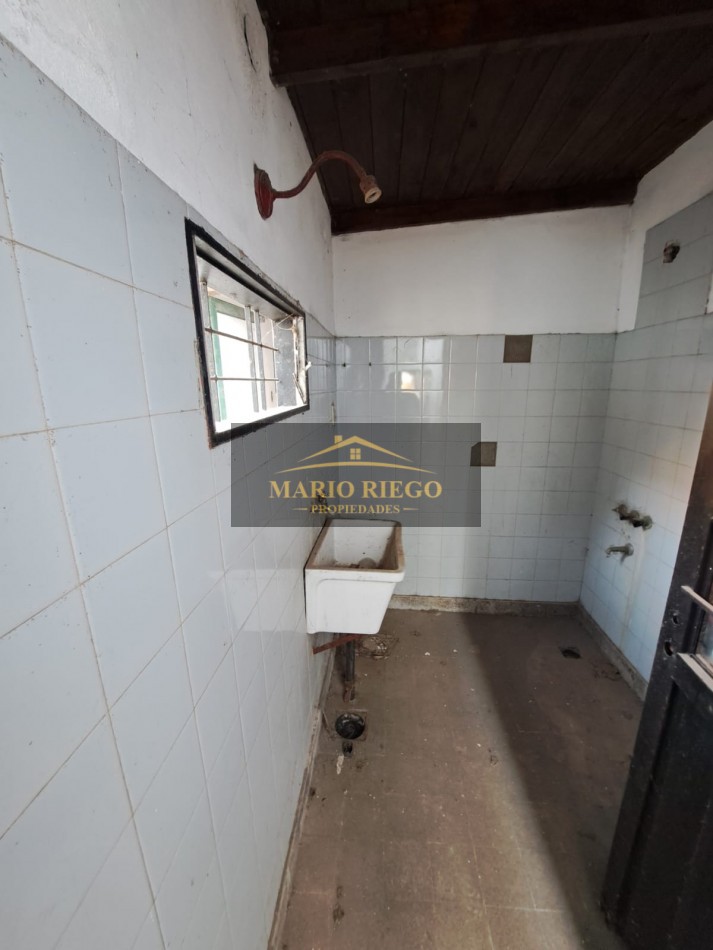 VENTA CASA CON LOCAL, EN EXCELENTE UBICACION SOBRE AVENIDA PRINCIPAL