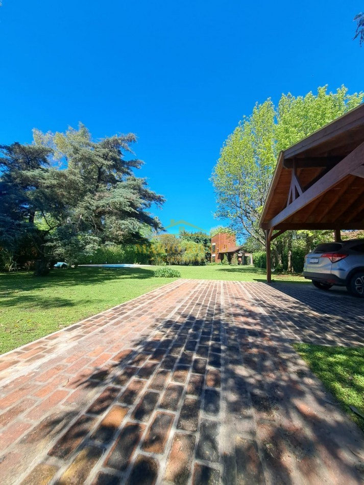 VENTA HERMOSA QUINTA con QUINCHO y PILETA.