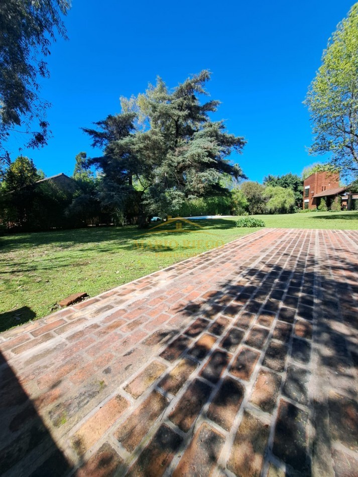 VENTA HERMOSA QUINTA con QUINCHO y PILETA.