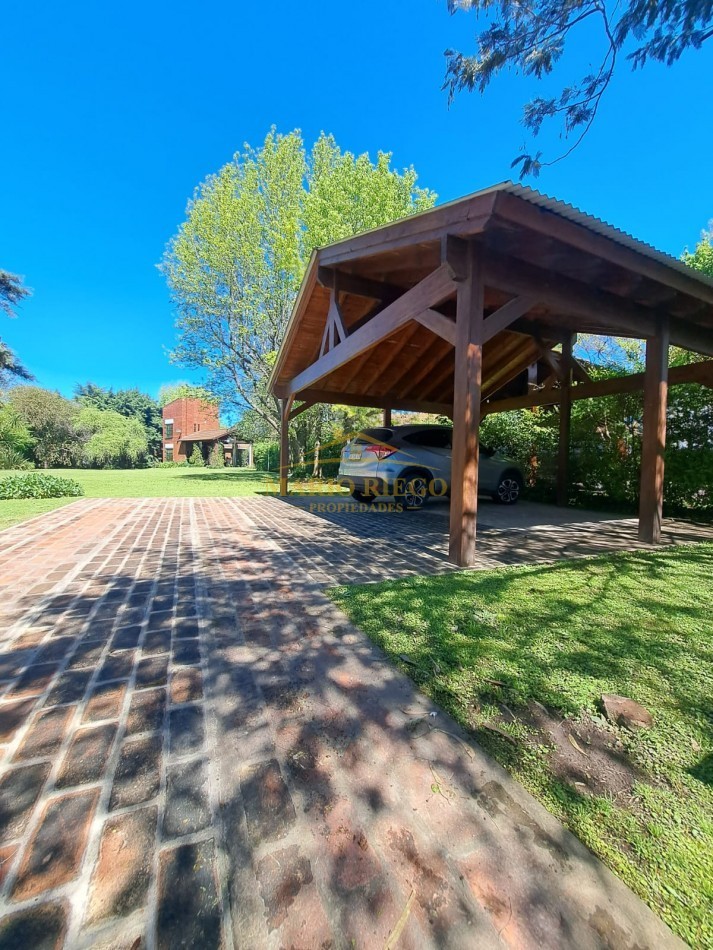 VENTA HERMOSA QUINTA con QUINCHO y PILETA.