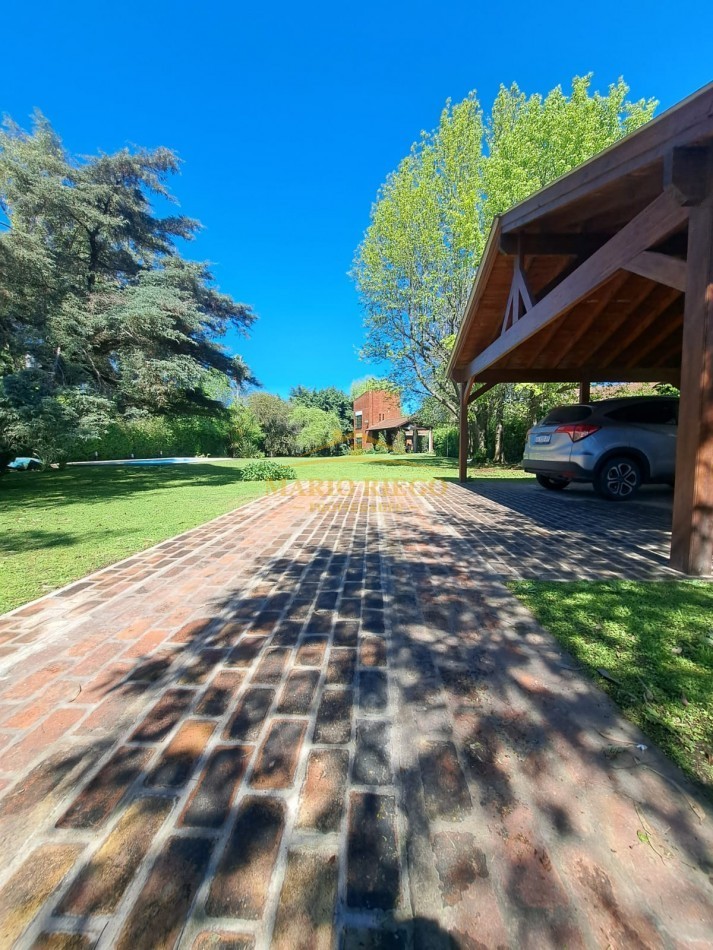 VENTA HERMOSA QUINTA con QUINCHO y PILETA.