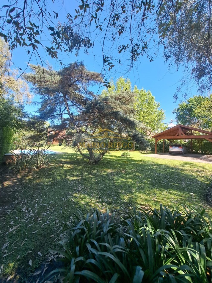 VENTA HERMOSA QUINTA con QUINCHO y PILETA.