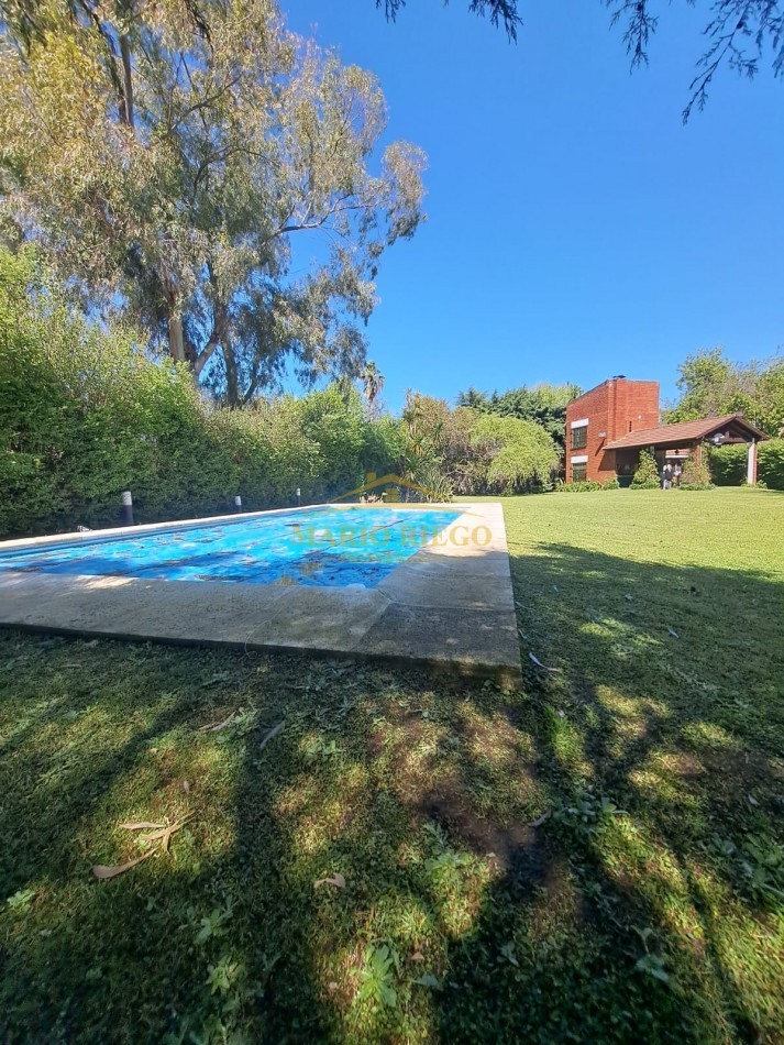 VENTA HERMOSA QUINTA con QUINCHO y PILETA.