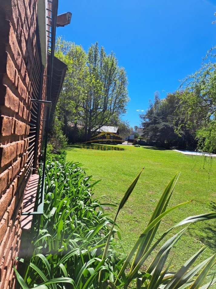 VENTA HERMOSA QUINTA con QUINCHO y PILETA.