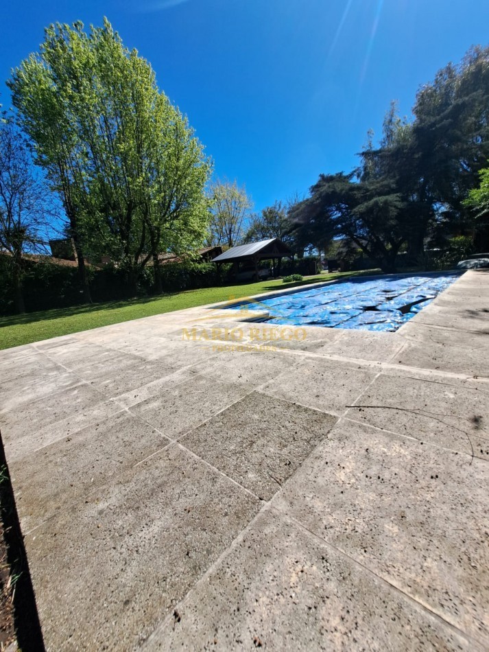 VENTA HERMOSA QUINTA con QUINCHO y PILETA.