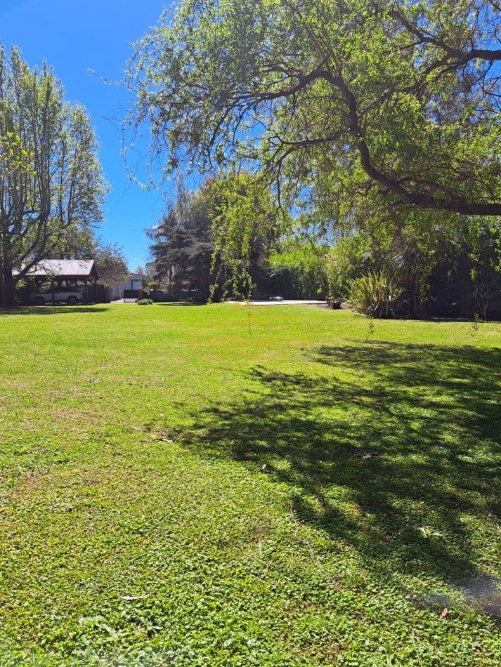 VENTA HERMOSA QUINTA con QUINCHO y PILETA.