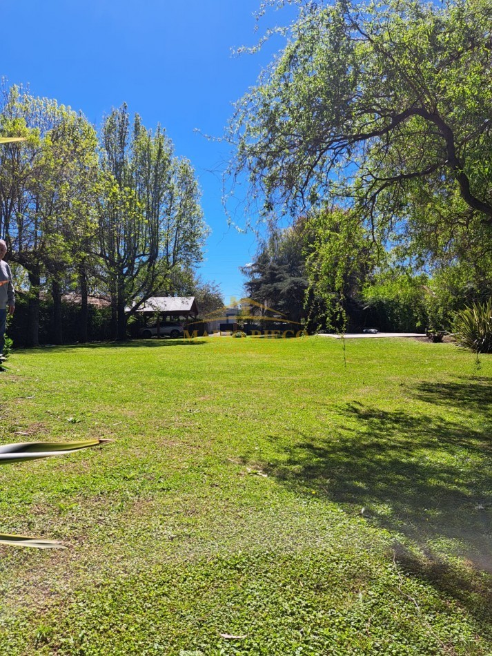 VENTA HERMOSA QUINTA con QUINCHO y PILETA.