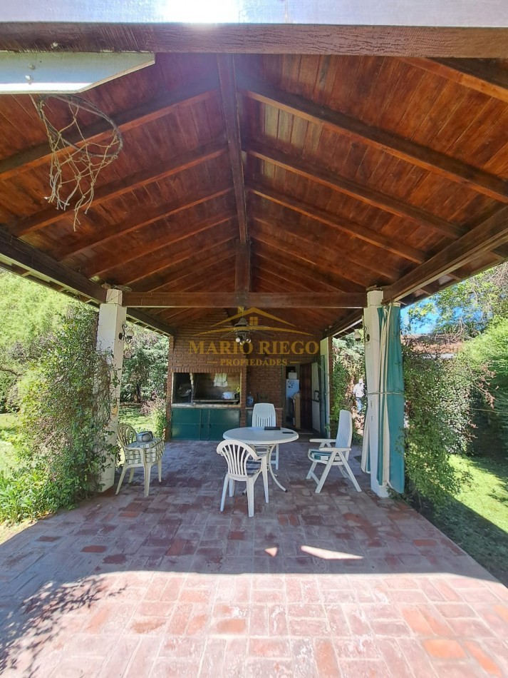VENTA HERMOSA QUINTA con QUINCHO y PILETA.