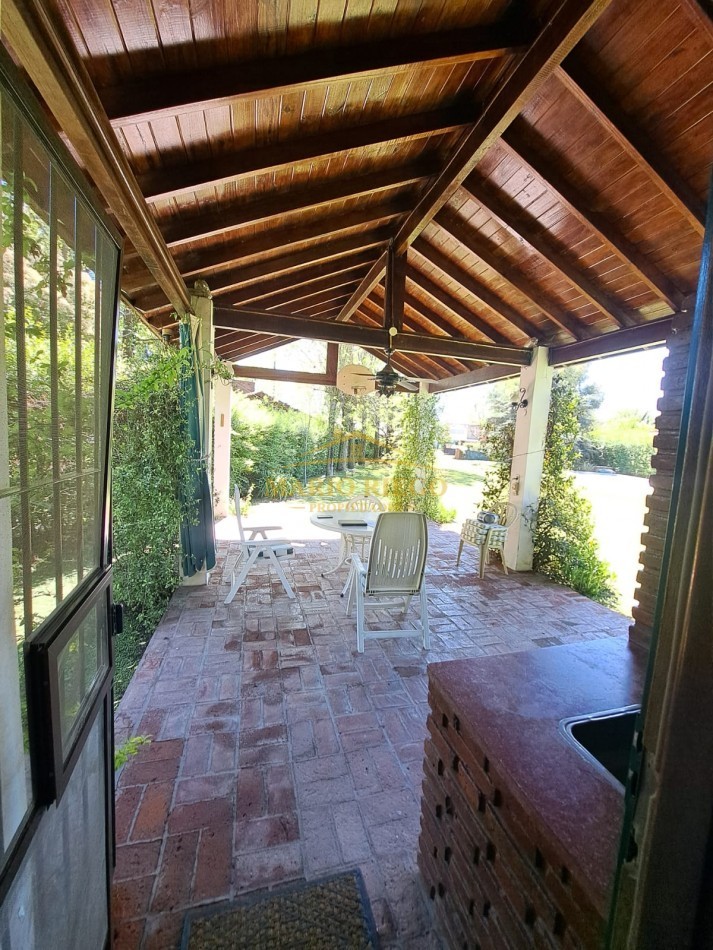 VENTA HERMOSA QUINTA con QUINCHO y PILETA.