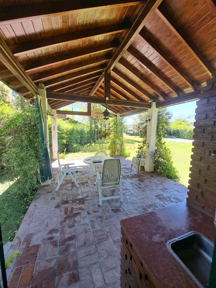VENTA HERMOSA QUINTA con QUINCHO y PILETA.