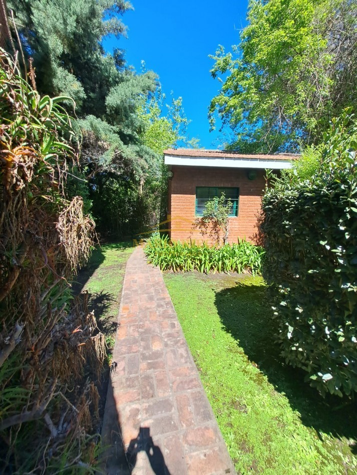 VENTA HERMOSA QUINTA con QUINCHO y PILETA.