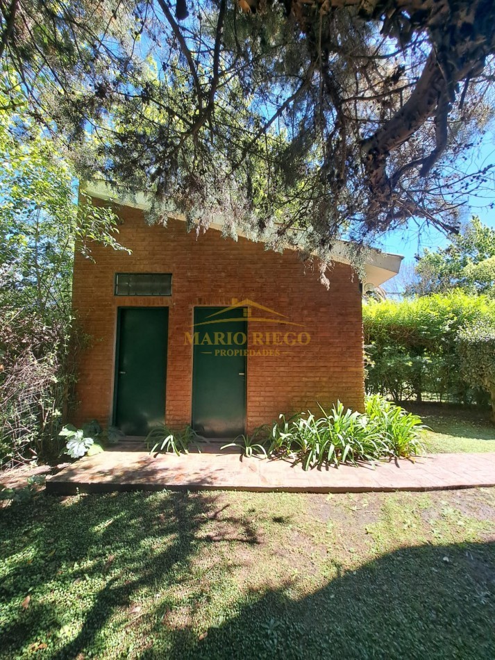 VENTA HERMOSA QUINTA con QUINCHO y PILETA.