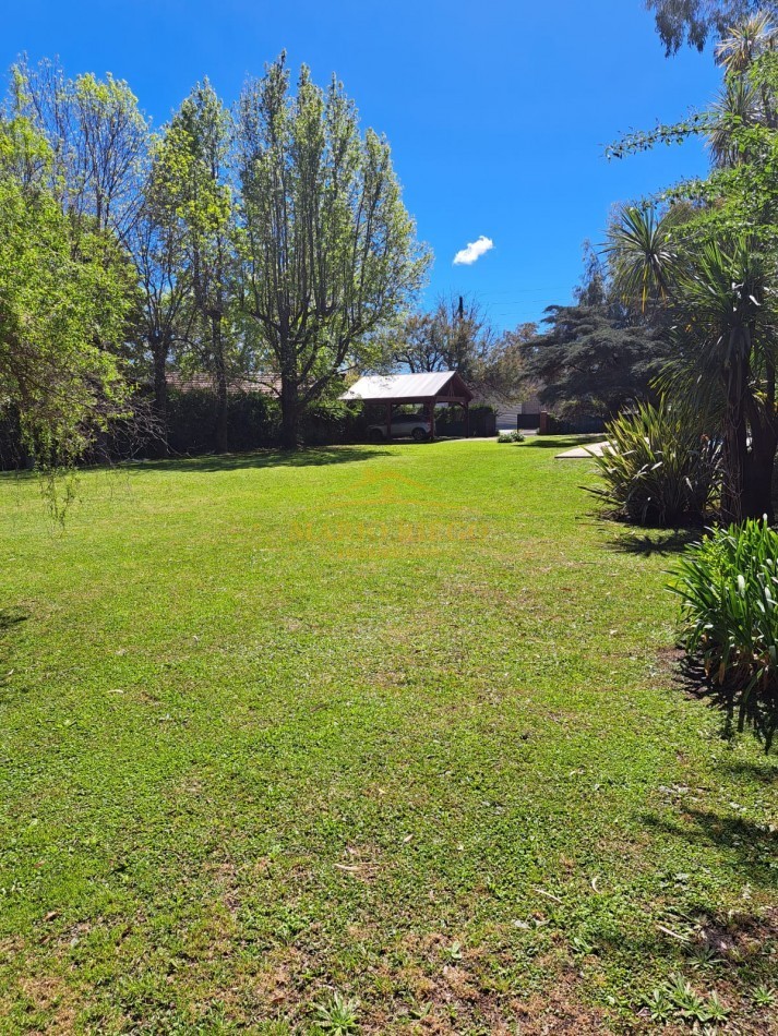 VENTA HERMOSA QUINTA con QUINCHO y PILETA.