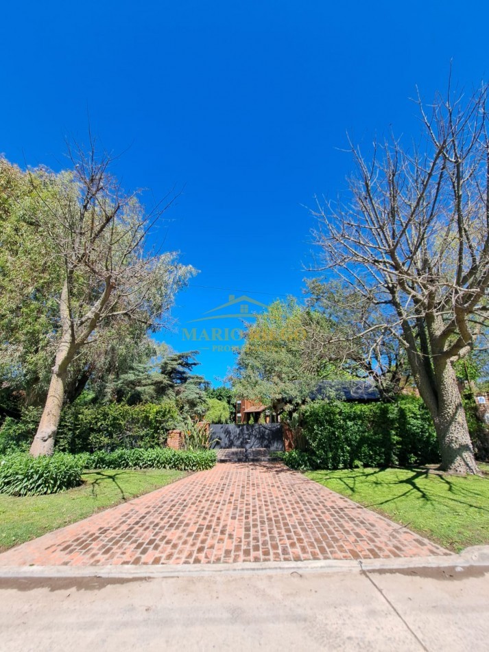 VENTA HERMOSA QUINTA con QUINCHO y PILETA.