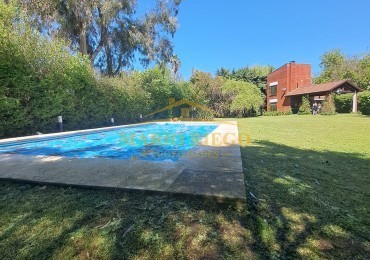 VENTA HERMOSA QUINTA con QUINCHO y PILETA.